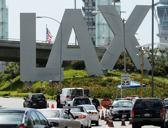 La pesquisa de las explosiones se condujo al msmo tiempo que se aseguraban puntos estratégicos del país, como por ejemplo el aeropuerto de Los Angeles.
