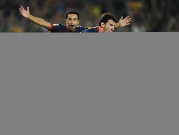 Messi y su compañero Xavi Hernández celebran el 2-1 del Barcelona.