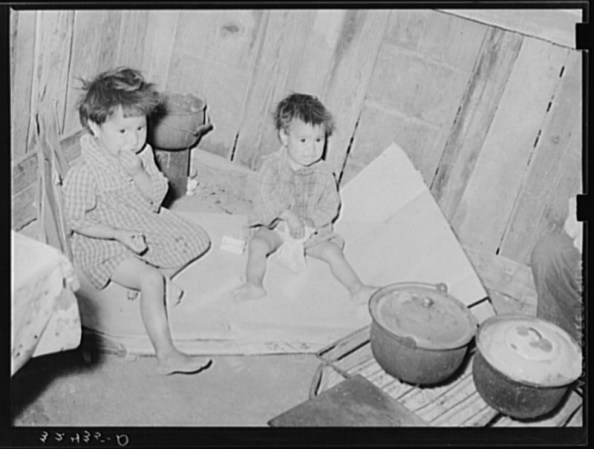 Niños en la cocina. San Antonio, Texas.