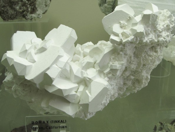 Borax ó borato de sodio. Se utiliza ampliamente en detergentes, suavizantes, jabones y desinfectantes .