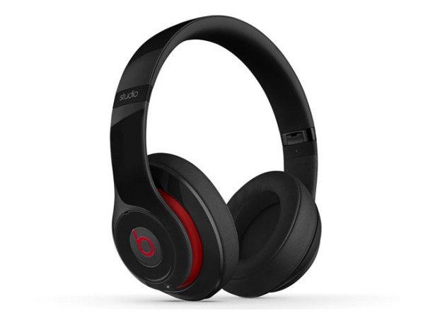 Con una elegante apariencia y poco peso, estos audífonos de Beats Studio son perfectos para quienes buscan perderse en su propia música.