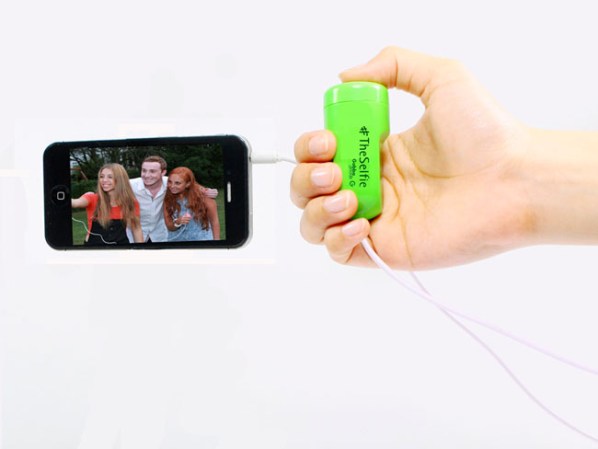 Conecta el disparador remoto #TheSelfie a tu dispositivo iOS 5 y pon tu mejor pose. Al presionar el botón del disparador podrás tomar fotos con facilidad.