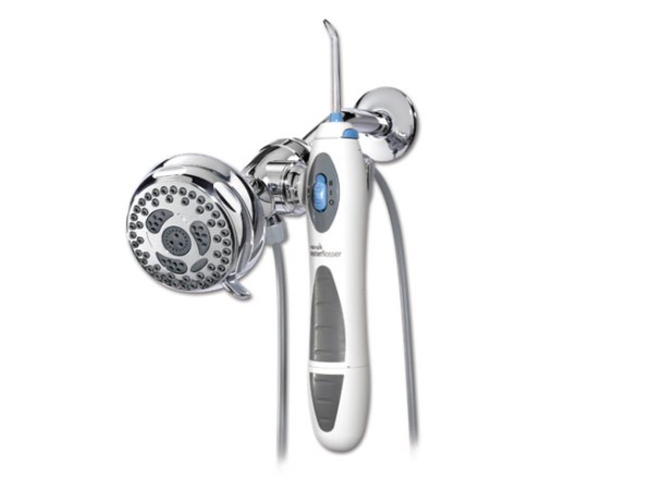 En la ducha te ocupas de todo tu cuerpo… ¿por qué no limpiar tus dientes también? Deja que la fuerza del agua se encargue de eliminar placa y bacteria de entre tus dientes.