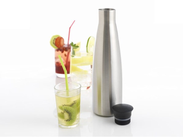 Vierte en un cartucho de CO2 –no incluido- agua, jugo o bebida y sacúdelo. Con la ayuda de este preparador de gaseosa Mastrad tendrás una deliciosa bebida burbujeante.