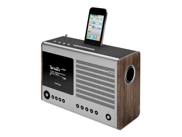 Hecho en aluminio liso y madera de nogal, este Radio Internet Heritage, es un dispositivo polifacético capaz de funcionar con WiFi, DAB (Digital Audio Broadcasting) y DAB + FM.