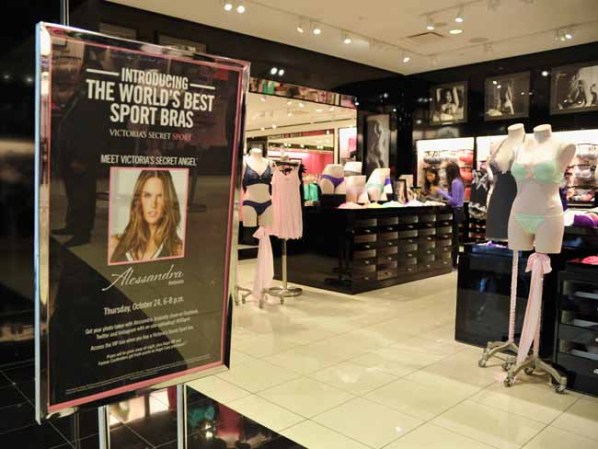 La sexy Alessandra Ambrosio presenta colección de sujetadores.