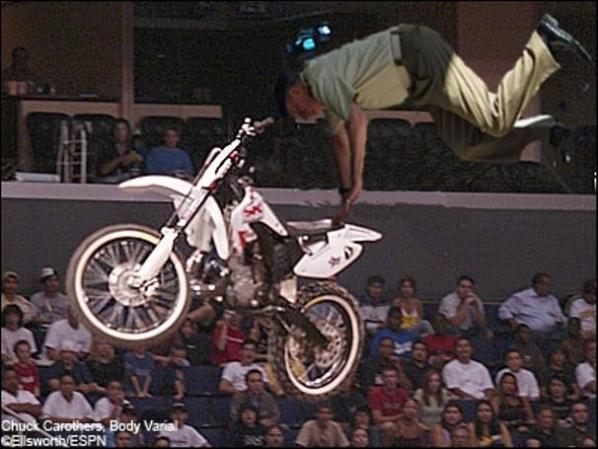 Con la magia del Photoshop, el Rey Juan Carlos se ha convertido en todo un experto en motocross.
