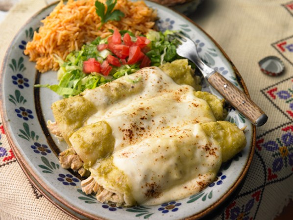 En El Paso encontrarás también una suculenta oferta gastronómica; no puedes dejar de deleitarte con un delicioso chile relleno o una machaca, una tentadora mezcla de carne y huevos cubierta de chile con queso.