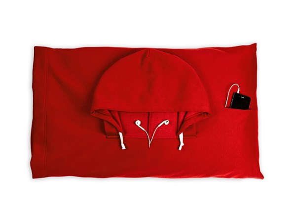 Para la siesta… ¿qué mejor que una almohada portátil? Encuentra una como esta en hoodiepillow.com, $25.