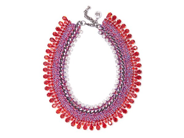 Collar “Sangria Sunrise” de Venessa Arizaga. Adquiérelo en venessaarizaga.com, $450.