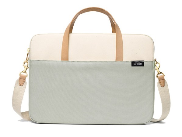 Estuche para "laptop" de Kate Spade; encuéntralo en Saturday.com, $85.