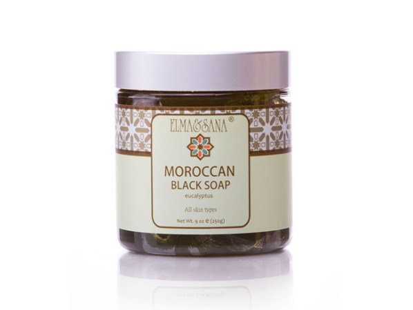 Usa jabón de aceitunas negras para masajear tu cuerpo. Retira las células muertas con pequeños movimientos circulares.