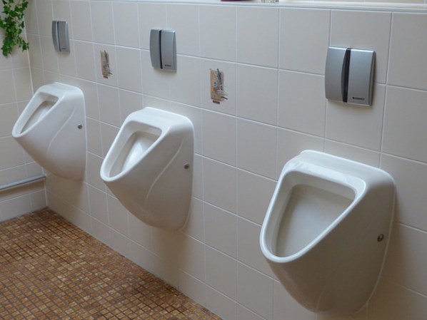 Deja pasar el primer baño del aeropuerto. Son siempre los más concurridos.