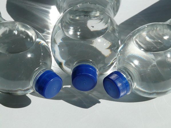 No gastes en agua dentro del aeropuerto. Lleva contigo una botella vacía y rellénala una vez que pases seguridad.
