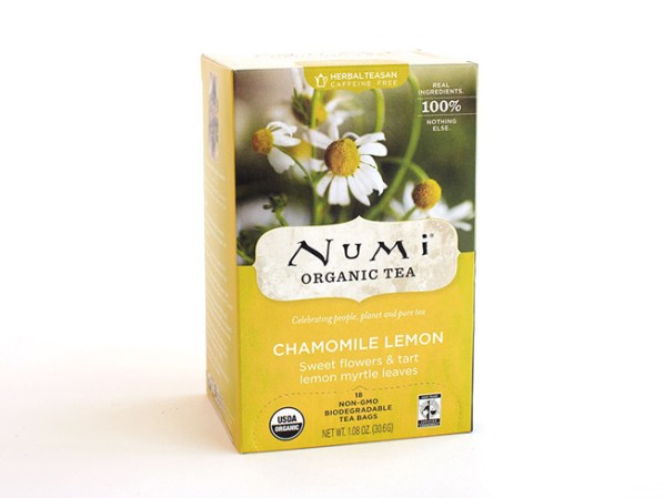 Un té de manzanilla y limón antes de ir a la cama es una idea inteligente si la intención es descansar. Disponible en numitea.com, $7.