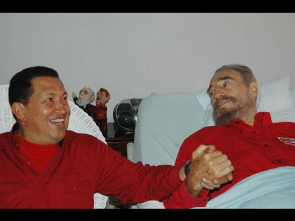 En las imágenes aparece postrado en una cama y acompañado del presidente venezolano Hugo Chávez, ambos con camisas rojas.