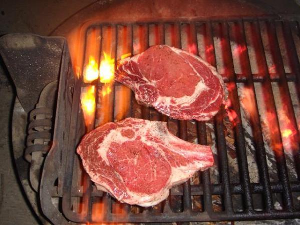 La carne magra es una buena fuente de proteínas, pero limite las cantidades. No crea que una hamburguesa le ayudará a perder peso.