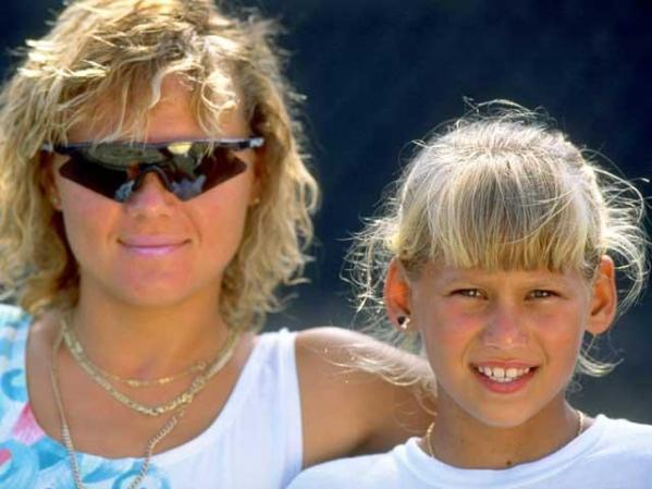 Anna en 1990 con su madre Alla, en una academia de tenis en Florida. Tenía 10 años.