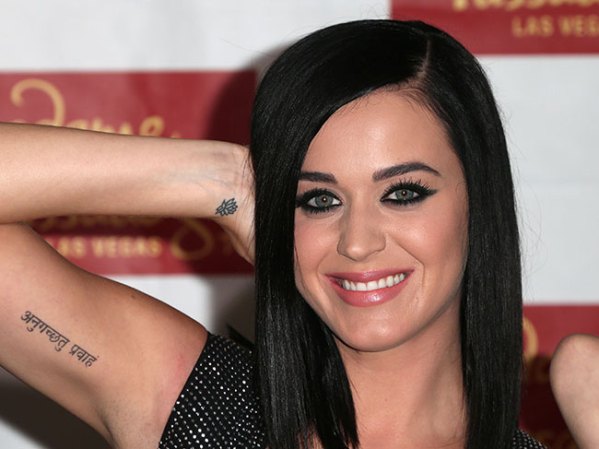 Katy Perry, californiana, tiene tatuado el nombre de Jesús, una fresa y un texto en sánscrito que hace juego con un tatuaje que tiene su ex Russell Brand.