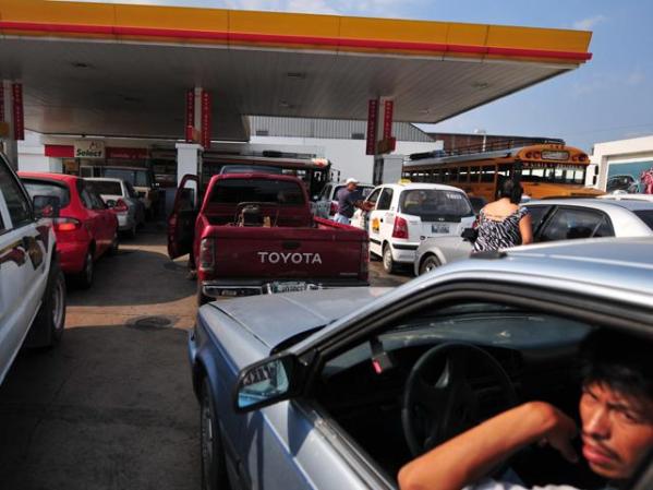 Manejar muy pegado al carro de enfrente, lo hace gastar más gasolina. Usted tiene menos tiempo de reaccionar y frenar. Al acelerar nuevamente, tendrá que pisar más el acelerador, consumiendo más combustible.