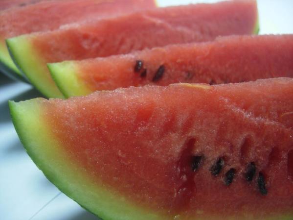 La sandía cuesta más de un dólar, pero en porciones es barata. Contiene vitamina C y licopeno, el pigmento que le da el color rojo y que ayuda a prevenir algunos tipos de cáncer.