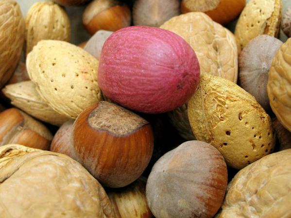 Entre las nueces se encuentran las almendras, la mantequilla de almendra, las nueces de Brasil y la mantequilla de cacahuate natural.