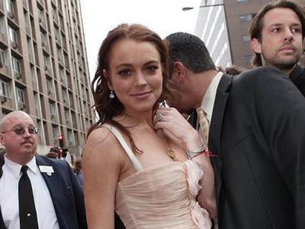 Noviembre 13, 2007: Lohan empezó su trabajo comunitarioy el 15 de noviembre fue cuando ingresó a la cárcel.
