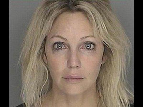 La actriz Heather Locklear tras ser arrestada en Santa Bárbara, California, por presuntamente conducir bajo los efectos de un medicamento ilegal.