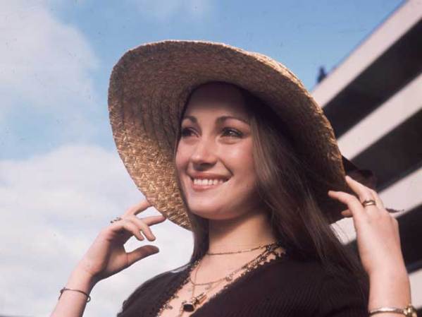Jane Seymour estrenó a Roger Moore como James Bond en "Live and Let Die" (1973).