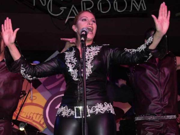 Con el lanzamiento de “Olga Viva, Viva Olga”, a fines de 1999, se cumplió uno de los grandes sueños de la cantante: grabar un disco en vivo. La carrera de Olga Tañon no se detiene y parece no tener límite, sin duda es una gran estrella de la música.