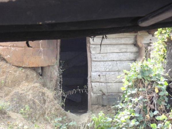 una cueva improvizada para pasar los siclones