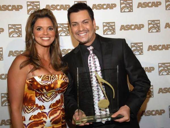 Aquí la vemos muy sonriente durante una premiación. En la imagen junto al salsero Víctor Manuelle.