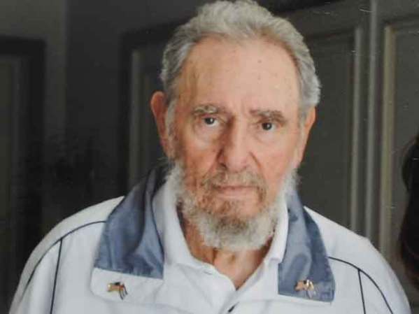 7 DE ABRIL, 2009: En imágenes tomadas durante la visita de unos congresistas norteamericanos, Fidel Castro se retrató con la bandera de Estados Unidos en la solapa.