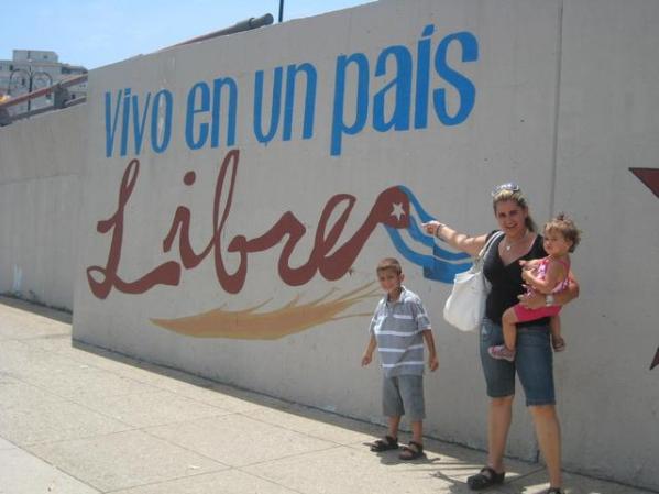 Pared saliendo del tunel de la hab.Yo si puedo decir q vivo en un pais libre.