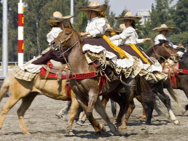 La escaramuza consiste de que un grupo de mujeres montadas en caballo intenten formar figuras que son muy difícil.