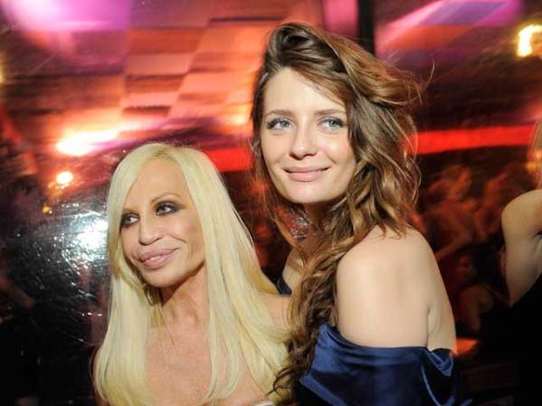 Tras ser detenida en West Hollywood al conducir un auto de forma errática, la actriz Mischa Barton, derecha, fue acusada de llevar cannabis encima. La mujer rubia es Donatella Versace. Vea también