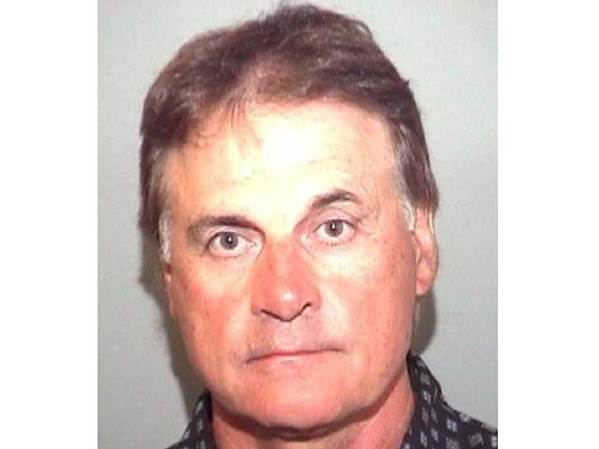 El coach de los Cardenales de St. Louis, Tony La Russa, fue arrestado y acusado de conducir borracho. Lo pillaron durmiendo dentro de su auto parado frente a una señal de Stop.