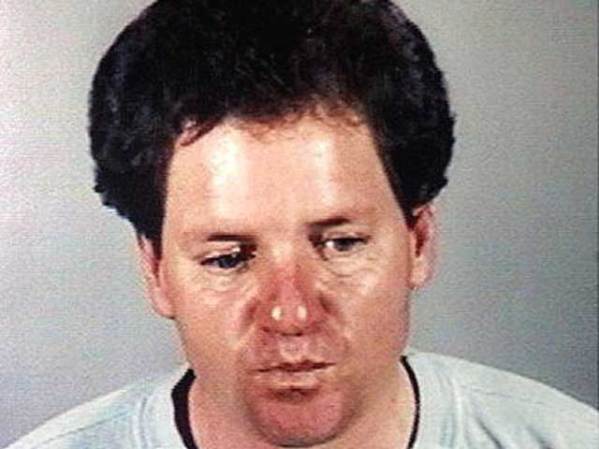 El hermano del presidente Bill Clinton, Roger, fue detenido por alterar la paz y por conducir borracho en febrero del 2001.