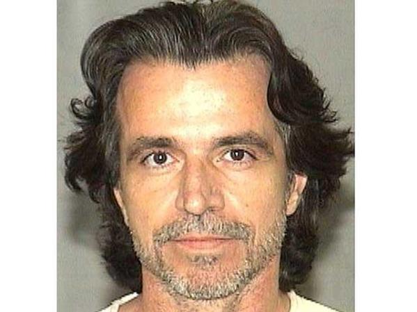 El músico Yanni fue detenido en marzo del 2006 por agresión tras protagonizar una pelea con su novia.