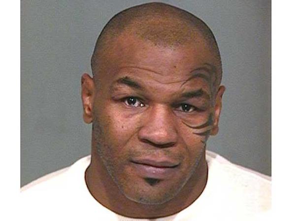 El boxeador Mike Tyson, tras uno de sus muchos arrestos, esta vez en Arizona por destrozar la propiedad ajena (un auto).
