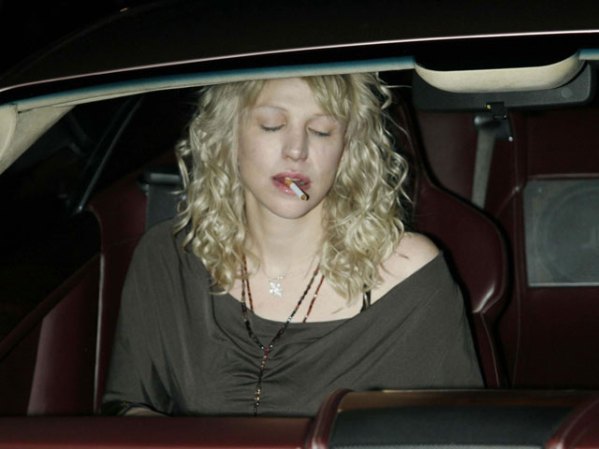 Courtney Love, con el cigarrillo todo es mejor.
