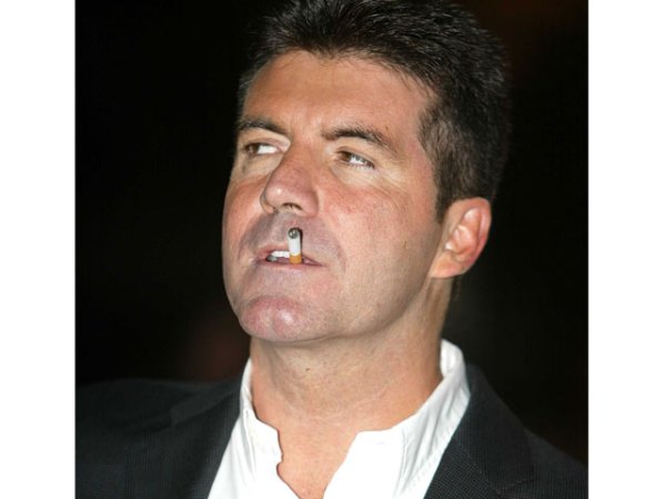 Simon Cowell sabe criticar en American Idol, y también sabe fumar.