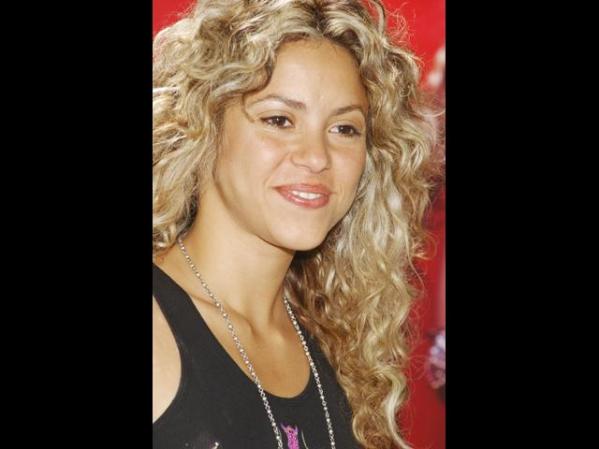En 1996, Shakira lanza el disco titulado Pies Descalzos, el cual vende más de 3 millones de copias.