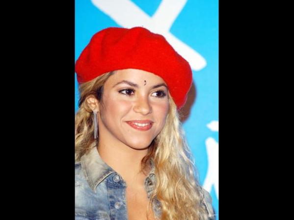 A los 8 años, Shakira ya escribe sus primeras canciones y empieza a mostrar dotes de intérprete.