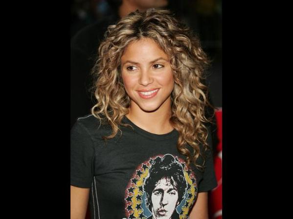 Con sólo 13 años Shakira obtiene su primer contrato.