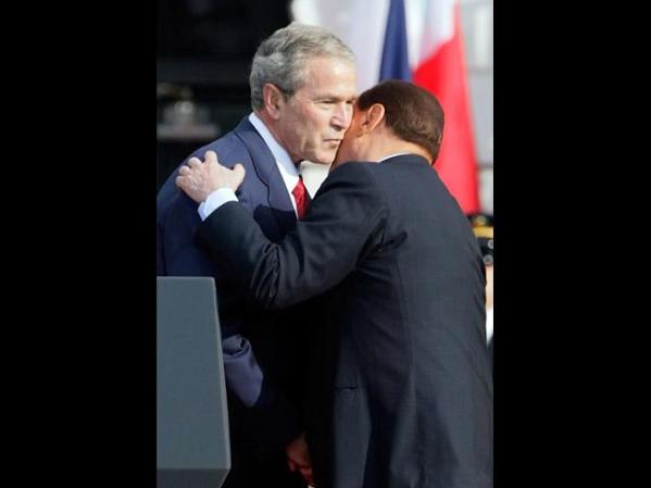 El ministro italiano Silvio Berlusconi en una muestra de afecto con el ex mandatario George W. Bush.