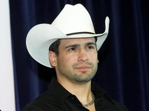 Su padre es también cantante.