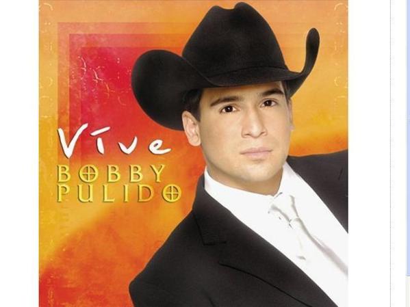 Pero miren nada más que galanazo en esta portada de su disco "Vive" del 2005.