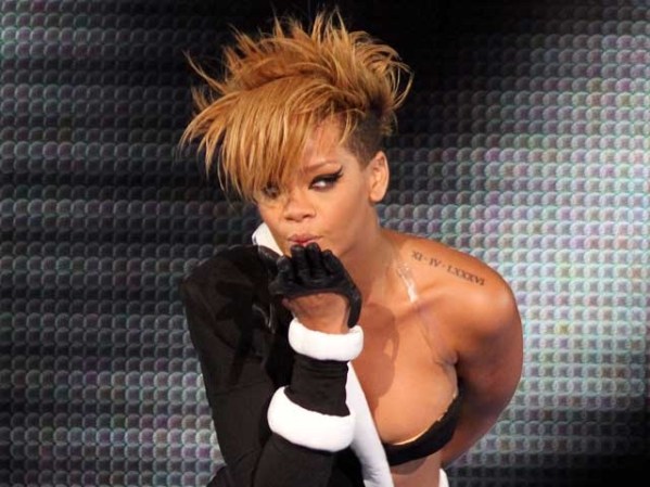 Rihanna "besa" a sus seguidores, durante un concierto en Miami.