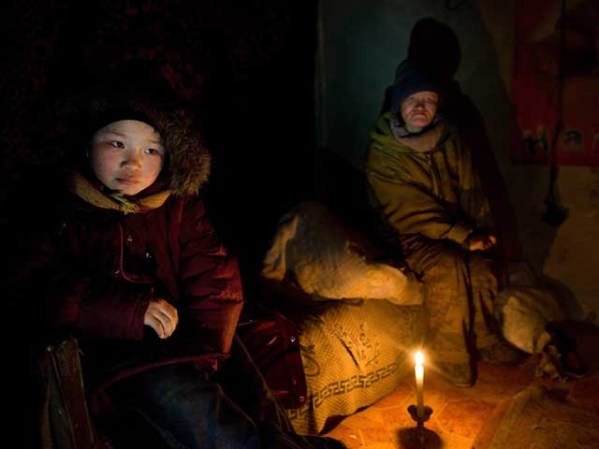 Otgonjargal, una niña de 10 años, pasa la noche sin electricidad y con frío, al lado de su madre alcohólica.